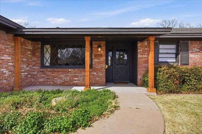 Building Photo - Charming one-of-a-kind 4 Bedroom Home
