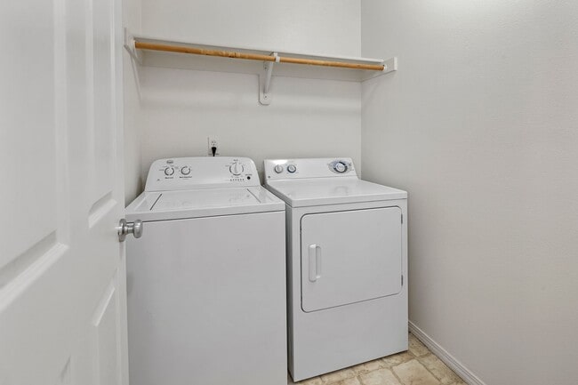 Building Photo - 1611 SW San Mateo Terrace