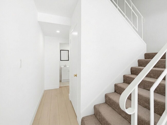 Building Photo - 337 Rexford Dr