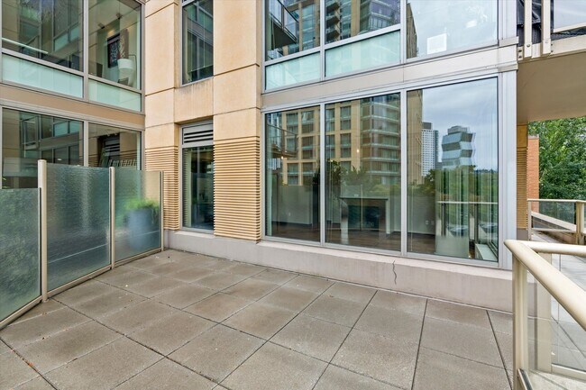 Building Photo - 910 Lenora St