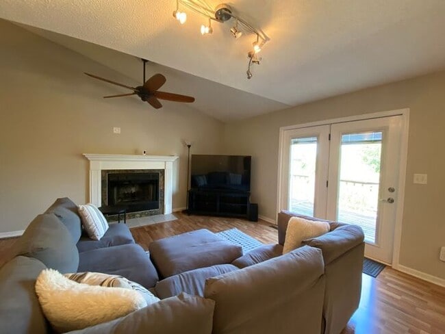 Building Photo - $1,975 | 3 Bedroom, 2.5 Bathroom Home | Ca...