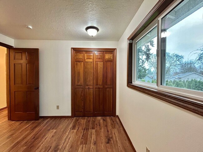 Building Photo - Timeless 5 Bed, 2.5 Bath Home - SW Beaverton