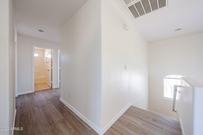 Building Photo - 7315 W Fleetwood Ln