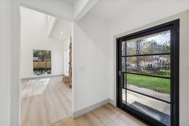 Building Photo - 2306 Mill Lake Dr