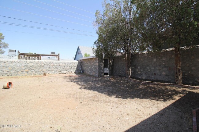 Building Photo - 317 Thunderbird Dr