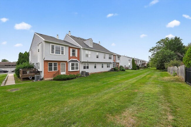 Building Photo - Beautiful 2 Bedroom, 1 Bathroom Condo In W...