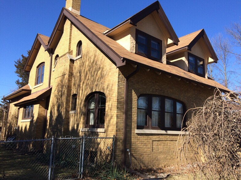 Building Photo - 1041 S 96th St
