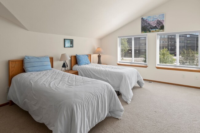 Building Photo - Light Bright 3 BDR plus Loft 3BATH Wildern...