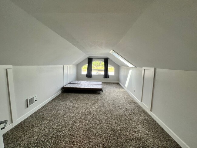 Building Photo - 1 Bedroom Suite for Lease with Washer/Dryer and Garage Spot