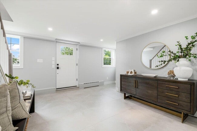 Building Photo - 8 Fairway Pl