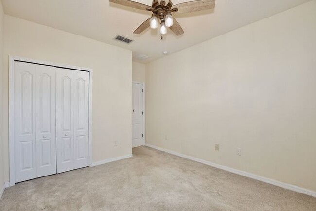 Building Photo - Lovely 3/2.5 Spacious Townhome with a 2 Ca...