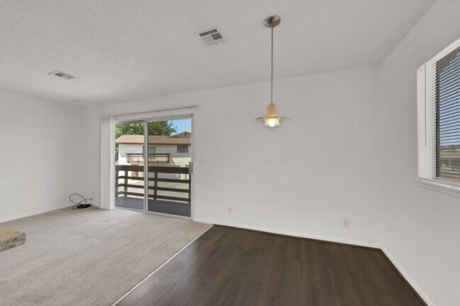 Building Photo - CUTE REMODELED TWO BEDROOM UNIT IN CENTRAL LOCATION