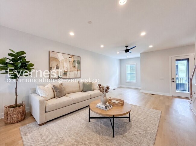 Building Photo - 4 Bed, 4.5 Bath Town Home with Garage / Available Now!