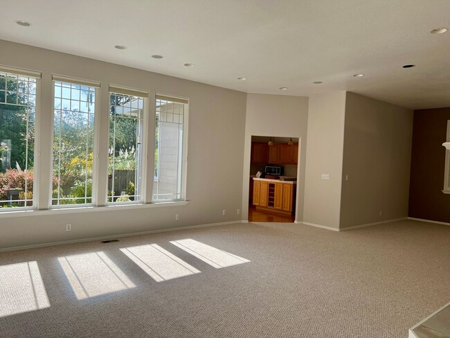 Building Photo - Spacious, Well-Appointed home in a Highly Desirable Location!