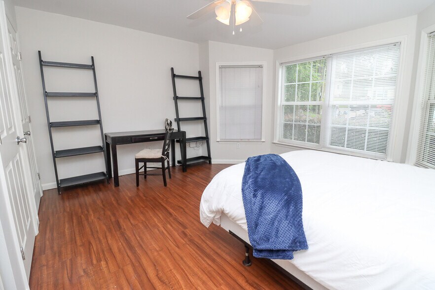 Building Photo - 1904 Karen Ln