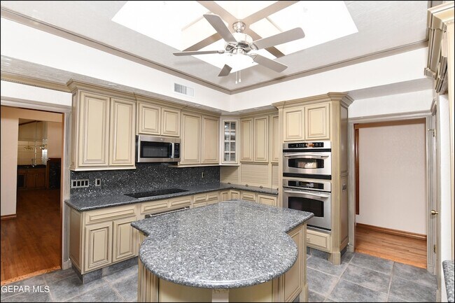Building Photo - 1004 Los Jardines Cir