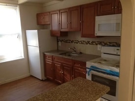 Building Photo - 2006 Bridge St