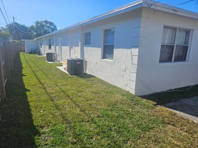 Building Photo - 1121 11th St