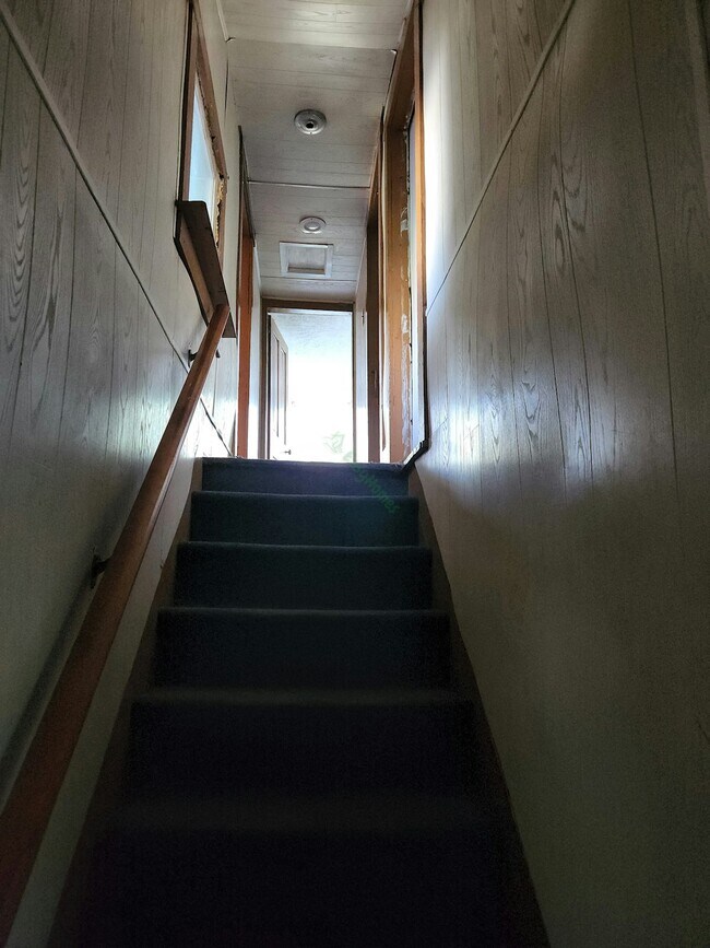 Building Photo - 701 Mino Dr