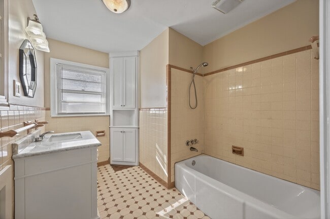 Building Photo - 1202 Fern St