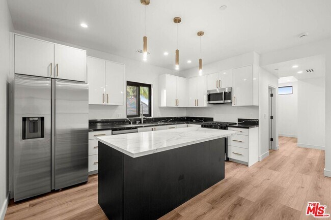 Building Photo - 1920 S Sherbourne Dr