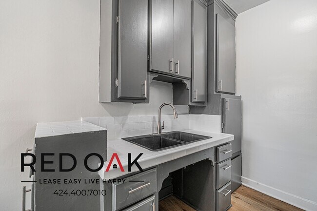 Building Photo - 454 S Catalina St
