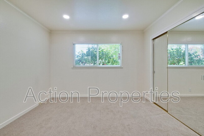 Building Photo - 1128 Kentwood Ave