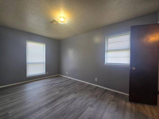 Building Photo - 3 Bedroom 1.5 Bath and 2 Garage home in Shawnee!