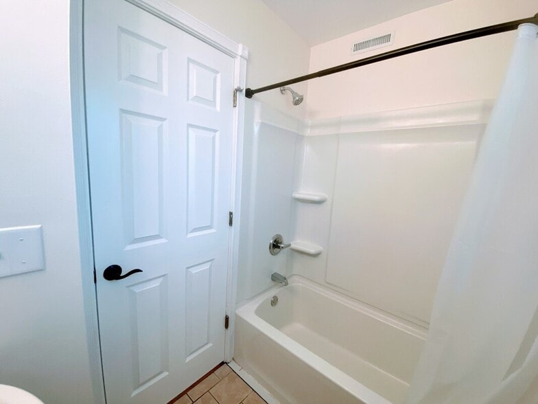Bathroom - Full tub/shower combo, clean and move-in ready - 710 Sheridan Avenue North