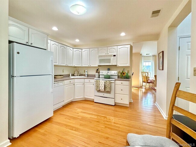 Building Photo - 202 Cinnamon Cir