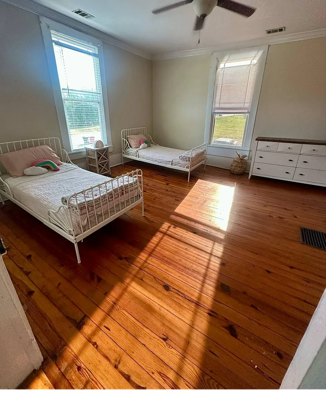 Building Photo - **Charming Small-Town Home Near Clark's Hi...