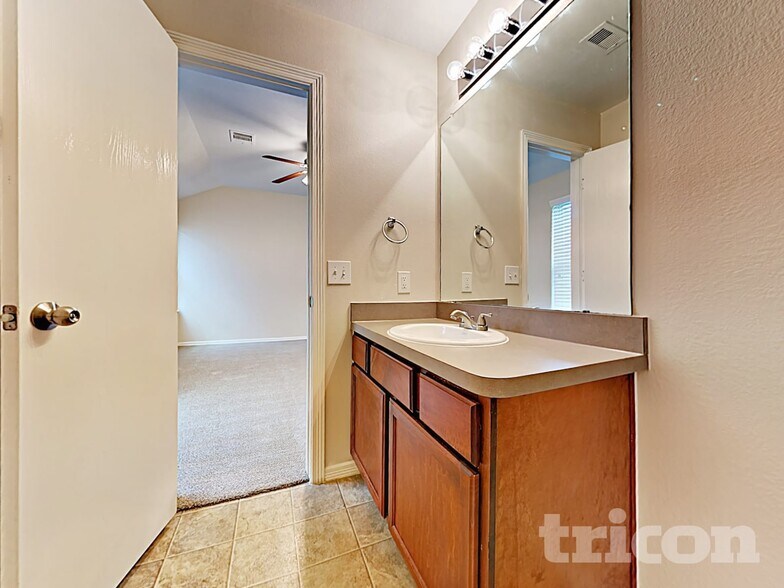 Building Photo - 110 N Golden Oak Dr