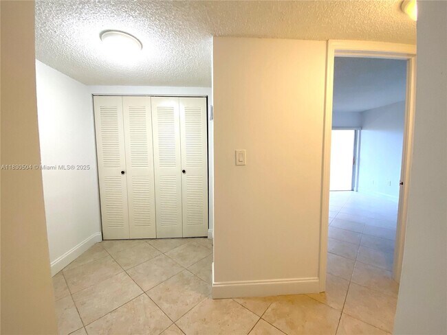 Building Photo - 9371 Fontainebleau Blvd