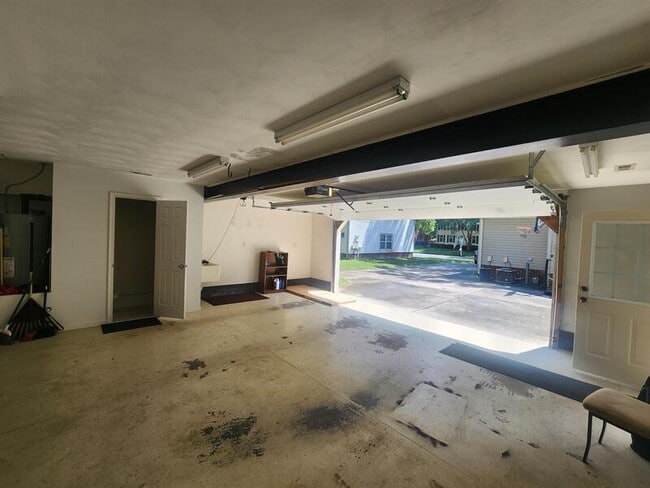 Building Photo - 720 Aguila Dr
