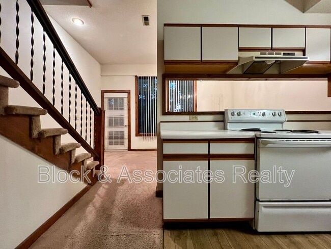 Building Photo - 1419 King Charles Dr