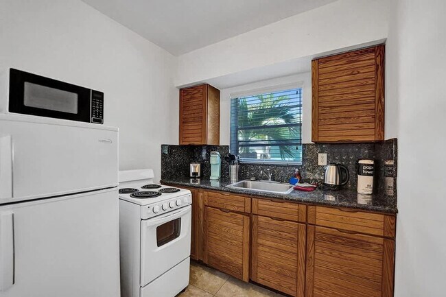 Building Photo - 335 Desoto St