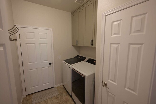 Building Photo - 2 bed plus office, 2 bathroom condo in Sun...