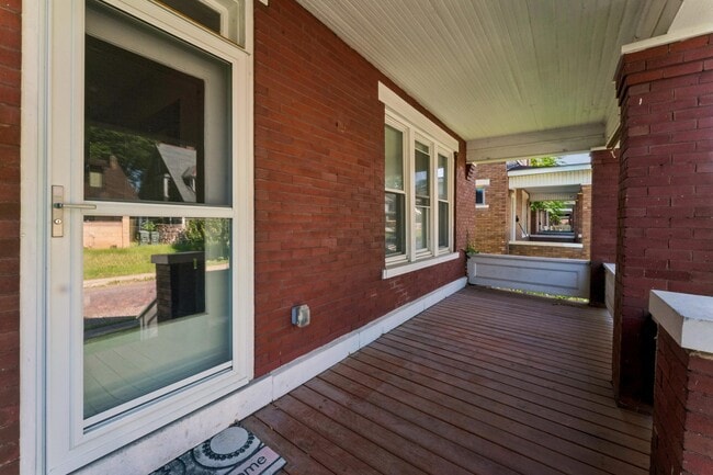 Building Photo - 382 Morrison Ave
