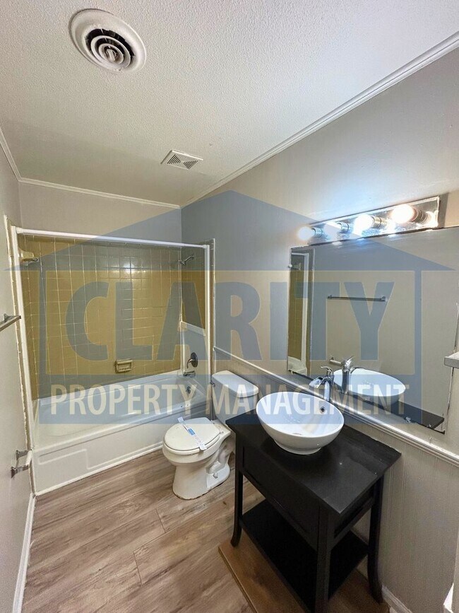 Building Photo - Updated 2 Bedroom, 1 Bath Duplex