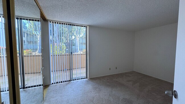 Building Photo - 1 bd with garage