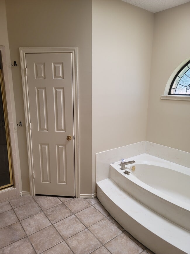 Master Oval tub with sky light - 2712 Powderhorn Dr