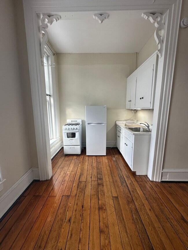 Building Photo - 708 Court St