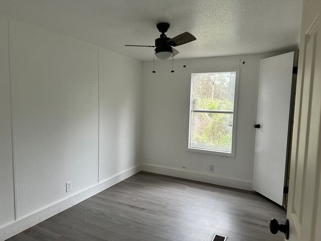 Building Photo - 3-bed/2-bath on 1 acre!