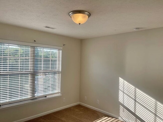 Building Photo - Large Kokomo Home!