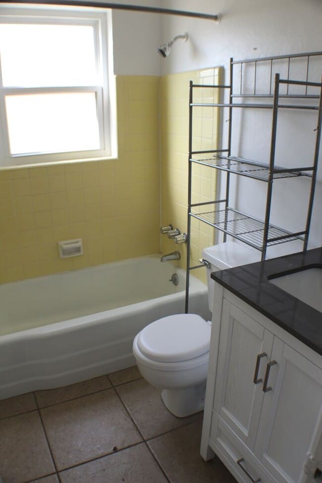 Building Photo - 2 Bed Home in Quiet Neighborhood