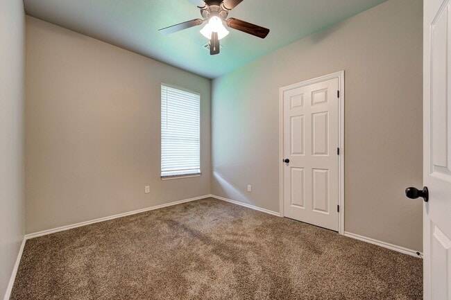 Building Photo - Charming Duplex in El Reno!