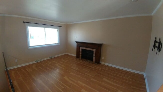 Building Photo - Spacious 4 bedroom 2 Bath Single Family Mt Pleasant
