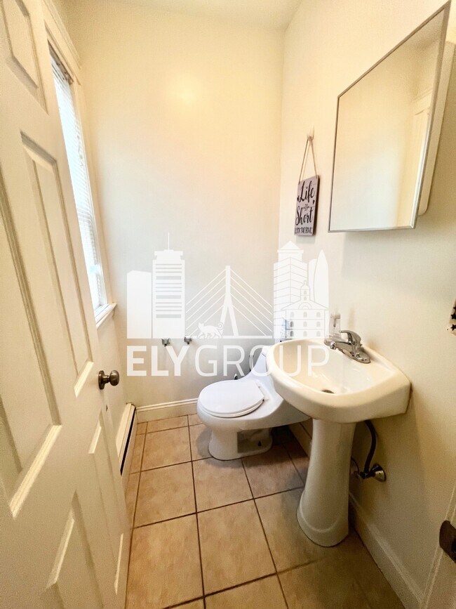 Building Photo - 165 Sharon St