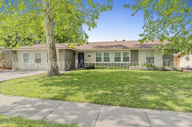 Primary Photo - Charming Home in Established Community