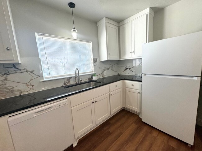 Building Photo - Adorable two-bedroom One-bathroom house located in the Kendall-Whittier neighborhood!